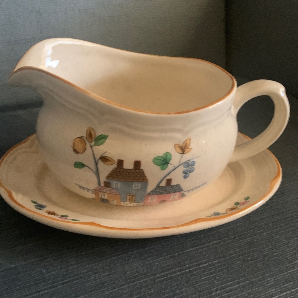International Heartland Gravy Boat & Underplate Relish (Discontinued)